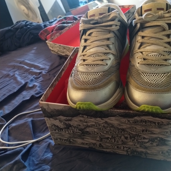 9/5 men authentic Gucci sneakers original box with extra shoelace good condition - Picture 3 of 8